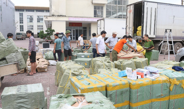 Số lượng lớn h&agrave;ng h&oacute;a bị lực lượng chức năng thu giữ. Ảnh: Người Ti&ecirc;u D&ugrave;ng 