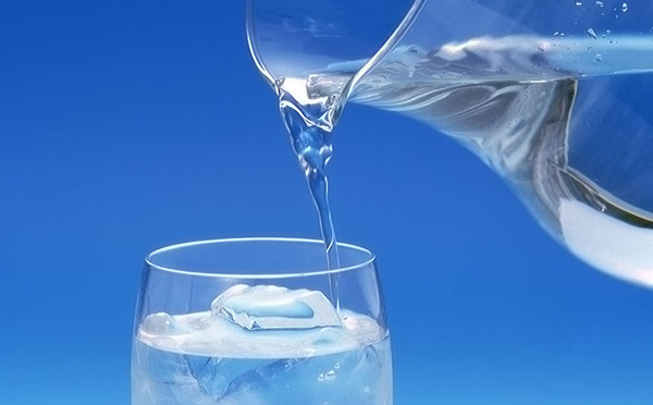 Nếu ngay khi thức dạy bạn uống nước ngọt, nước đ&aacute;...sẽ v&ocirc; c&ugrave;ng nguy hại. Ảnh minh họa