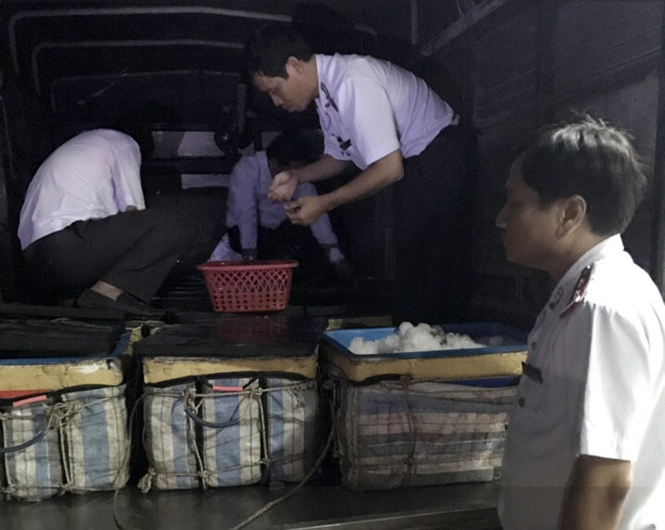 Lực lượng chức năng đ&atilde; ph&aacute;t hiện v&agrave; thu giữ lượng lớn t&ocirc;m bơm tạp chất tại bạc Li&ecirc;u. Ảnh: NTD 