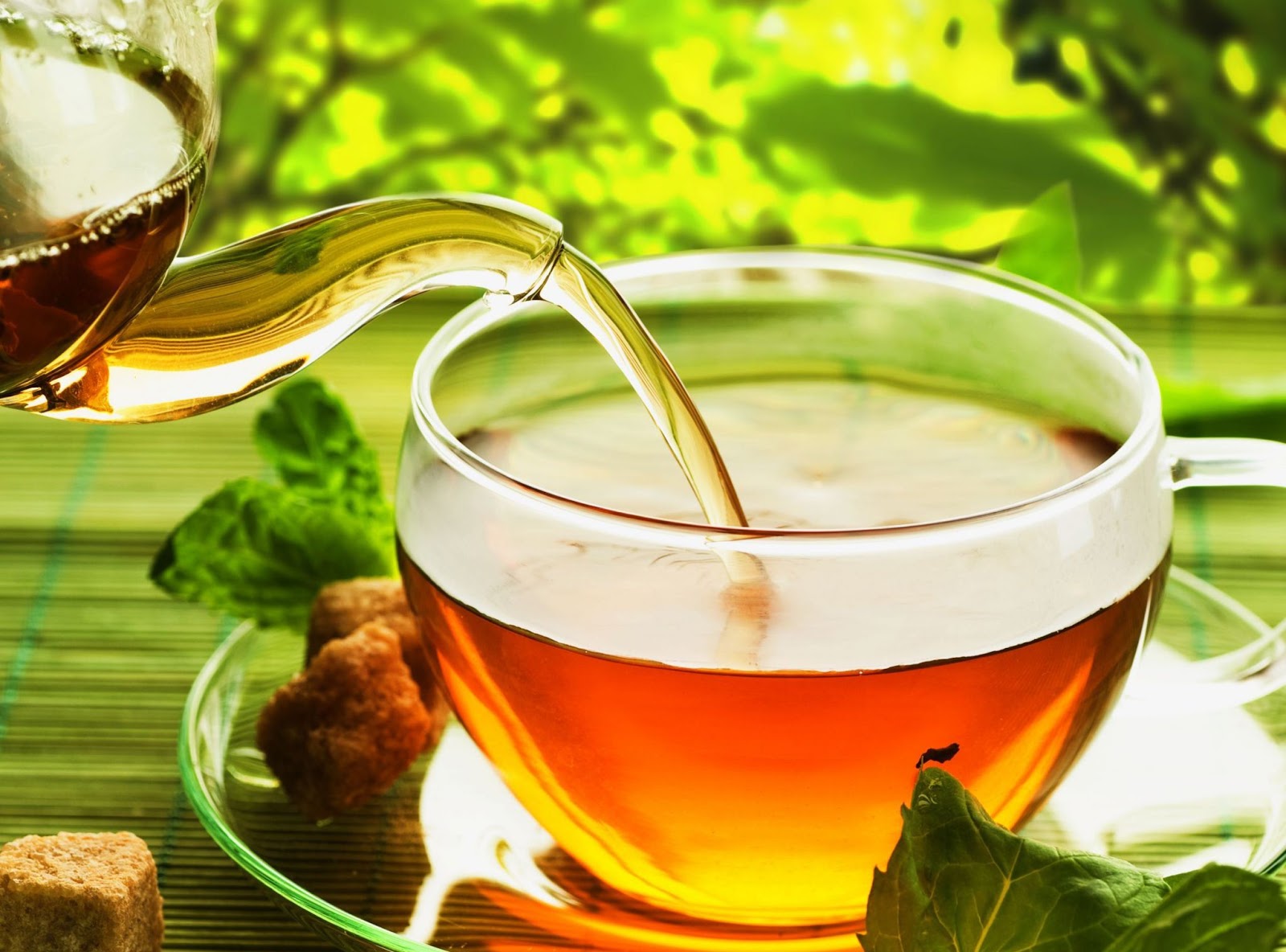 Tr&agrave; cũng l&agrave; đồ uống kh&ocirc;ng tốt v&agrave;o m&ugrave;a h&egrave;. Ảnh minh họa 