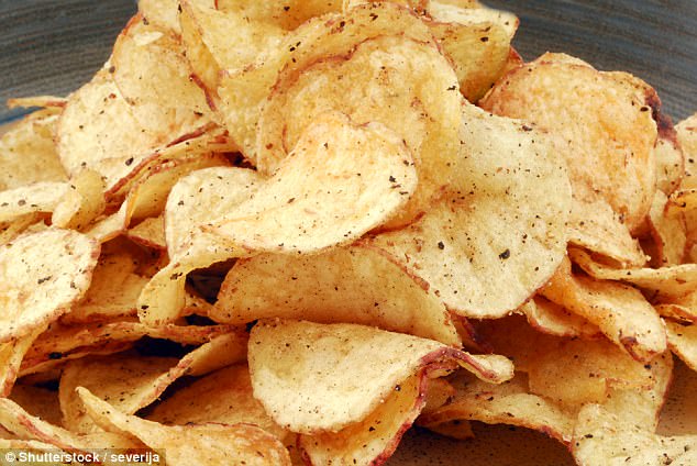 Snack khoai chi&ecirc;n hoặc nướng l&aacute;t mỏng c&oacute; nguy cơ g&acirc;y ung thư. Ảnh: D&acirc;n Tr&iacute; 