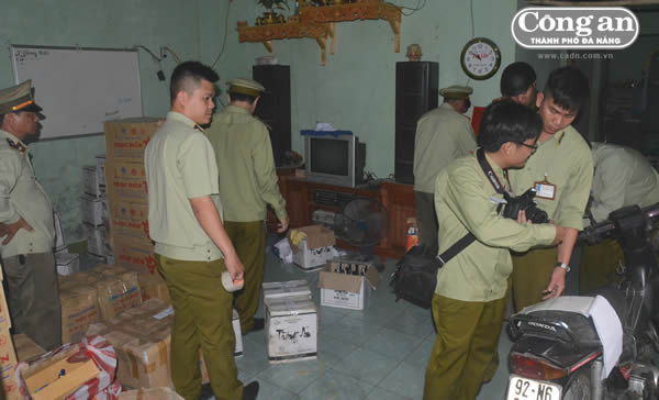  Rượu kh&ocirc;ng r&otilde; nguồn gốc bị lực lượng chức năng thu giữ. Ảnh: C&ocirc;ng an TP Đ&agrave; Nẵng