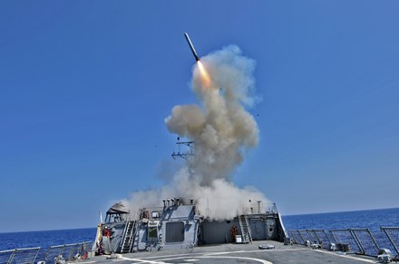 T&ecirc;n lửa h&agrave;nh tr&igrave;nh Tomahawk của Mỹ tấn c&ocirc;ng từ ngo&agrave;i biển. Ảnh: Tiền Phong 