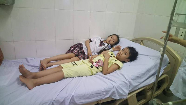  C&aacute;c em học sinh nhập viện v&igrave; ngộ độc khi ăn ng&ocirc; đồng. Ảnh: D&acirc;n Tr&iacute;