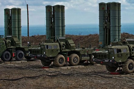Hệ thống t&ecirc;n lửa S-400. Ảnh: Lao Động 