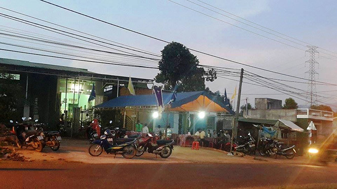 Hai học sinh đuối nước được gia đ&igrave;nh l&agrave;m đ&aacute;m tang. Ảnh: Thanh Ni&ecirc;n