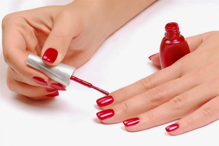 Sơn m&oacute;ng tay thường xuy&ecirc;n sẽ v&ocirc; c&ugrave;ng nguy hiểm cho 13Win19 ưu đãi hấp dẫn. Ảnh minh họa 