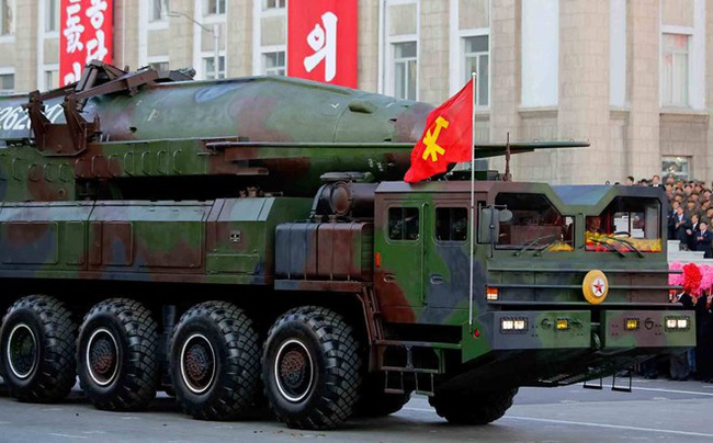 T&ecirc;n lửa KN-08  c&oacute; thể bắn xa 12000km. Ảnh: VTV 
