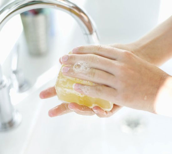  Mỹ cảnh b&aacute;o vừa ph&aacute;t hiện một chất h&oacute;a học c&oacute; trong x&agrave; ph&ograve;ng rửa tay. Ảnh minh họa