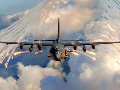  Cường k&iacute;ch AC-130 cũng được trang bị s&uacute;ng ph&ograve;ng kh&ocirc;ng Bofors 40mm, biến đổi để l&agrave;m nhiệm vụ tấn c&ocirc;ng mặt đất. Ảnh: Tiền Phong