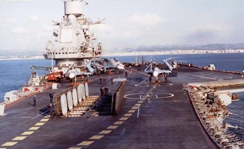 T&agrave;u s&acirc;n bay Kuznetsov vẫn chủ yếu sử dụng c&aacute;c m&aacute;y bay ti&ecirc;m k&iacute;ch hạm Sukhoi Su-33. Ảnh: Đất Việt 