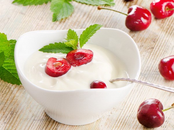 Thời điểm ăn sữa chua tốt nhất l&agrave; v&agrave;o buổi s&aacute;ng nếu ăn đ&ecirc;m sẽ g&acirc;y ho. Ảnh minh họa