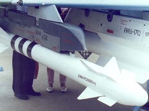 T&ecirc;n lửa R-73 sở hữu chiều d&agrave;i 290cm. Ảnh: ANTĐ