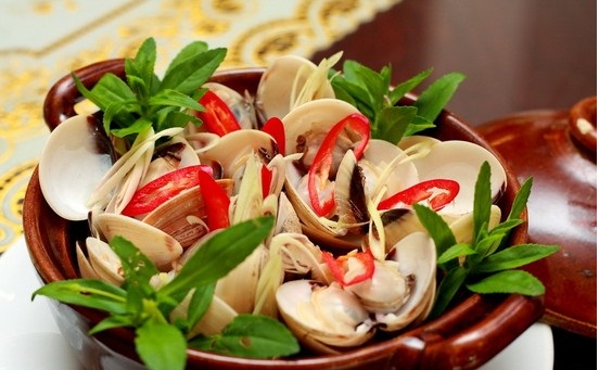  Ăn ngao n&ecirc;n cẩn thận v&igrave; rất dễ g&acirc;y ngộ độc nếu ăn sai c&aacute;ch. Ảnh minh họa