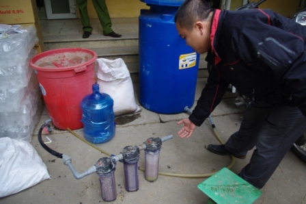 Lực lượng chức năng đ&atilde; bắt quả tang c&ocirc;ng nghệ sản xuất nước muối sinh l&yacute; rởm tại H&agrave; Nội. Ảnh: D&acirc;n tr&iacute;