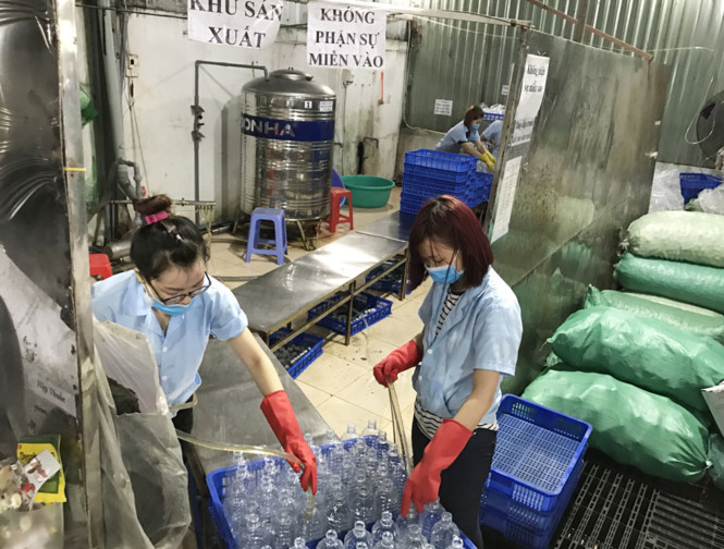 C&ocirc;ng nghệ sản xuất nước muối sinh l&yacute;. Ảnh: Thanh Ni&ecirc;n 