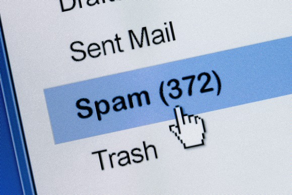 Người d&ugrave;ng n&ecirc;n cảnh gi&aacute;c trước c&aacute;c thư r&aacute;c hay email độc hại. Ảnh minh họa