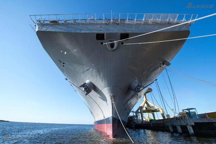 T&agrave;u khu trục  USS Tripoli vừa được Mỹ hạ thủy. Ảnh: Kiến Thức