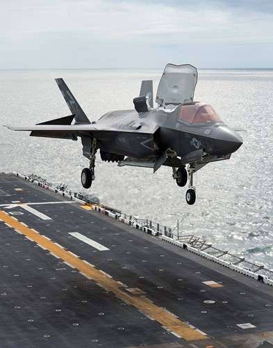 T&agrave;u đổ bộ USS Tripoli c&oacute; sức chứa khủng nhất thế giới. Ảnh: Kiến Thức 
