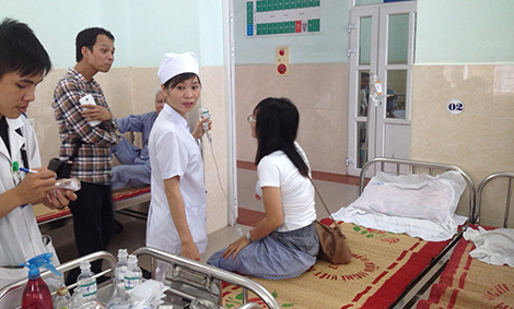 C&aacute;c bệnh nh&acirc;n bị ngộ độc hải sản tại Hải Ph&ograve;ng. Ảnh: C&ocirc;ng an Nh&acirc;n d&acirc;n