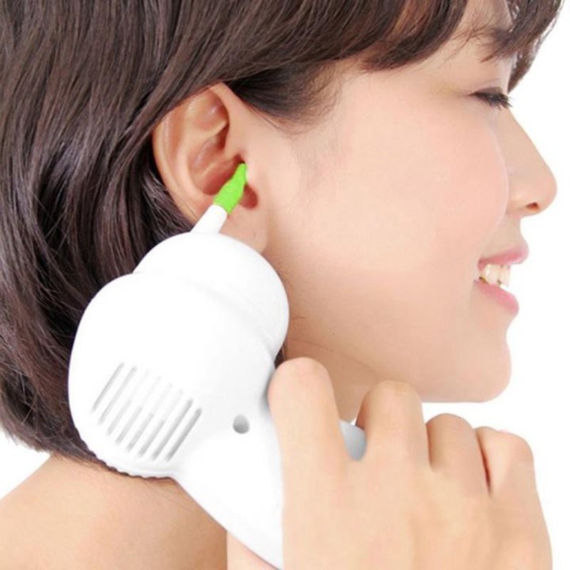 Người d&ugrave;ng n&ecirc;n thận trọng khi sử dụng m&aacute;y lấy r&aacute;y tai . Ảnh minh họa