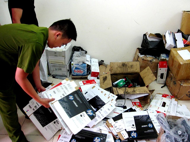 Mực in giả bị lực lượng chức năng thu giữ với số lượng lớn. Ảnh minh họa 