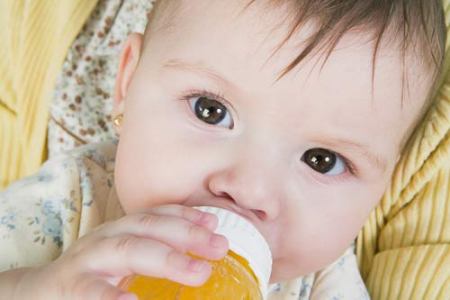 Nước hoa quả rất tốt cho trẻ nhưng kh&ocirc;ng n&ecirc;n cho uống khi trẻ dưới 1 tuổi. Ảnh minh họa 