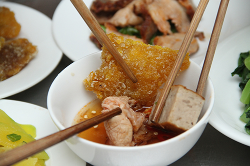 D&ugrave;ng chung b&aacute;t nước chấm l&agrave; th&oacute;i quen cần phải bỏ. Ảnh minh họa