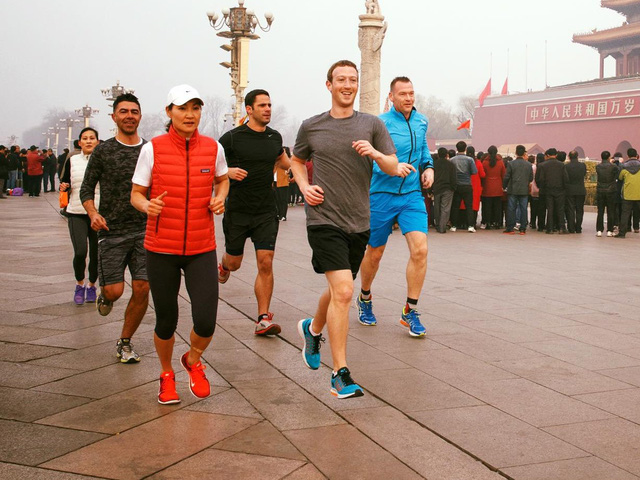  &Ocirc;ng chủ Facebook chạy bộ ở quảng trường Thi&ecirc;n An M&ocirc;n, Trung Quốc. Ảnh: Internet