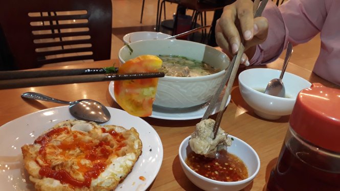  D&ugrave;ng chung b&aacute;t nước chấm c&oacute; nguy cơ nhiễm khuẩn HP. Ảnh minh họa