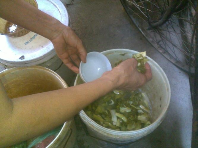 Kh&ocirc;ng n&ecirc;n muối c&agrave; dưa v&agrave;o th&ugrave;ng sơn dễ nhiễm độc. Ảnh minh họa 