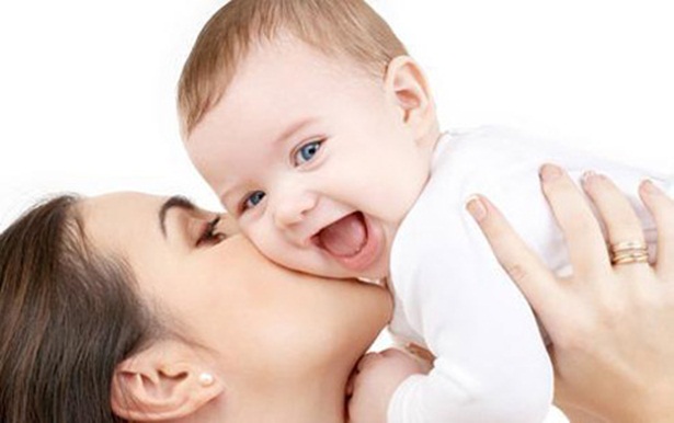  Nước hoa với trẻ nhỏ v&ocirc; c&ugrave;ng nguy hại cha mẹ kh&ocirc;ng n&ecirc;n d&ugrave;ng khi gần trẻ. Ảnh minh họa