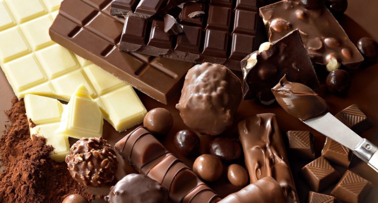 Nhiều người nghĩ rằng sữa giàu ch&acirc;́t đạm, chocolate giàu năng lượng n&ecirc;n d&ugrave;ng cùng lúc sẽ rất t&ocirc;́t cho cơ th&ecirc;̉. Thực ra sữa lỏng c&ocirc;̣ng th&ecirc;m chocolate sẽ khi&ecirc;́n canxi trong sữa và axit oxalic phản ứng với nhau hình thành hợp ch&acirc;́t calcium oxalate c&oacute; hại cho cơ th&ecirc;̉. D&ugrave;ng l&acirc;u d&agrave;i sẽ g&acirc;y thi&ecirc;́u canxi, ti&ecirc;u chảy, trẻ ch&acirc;̣m phát tri&ecirc;̉n, tóc kh&ocirc;, d&ecirc;̃ gãy xương và tăng tỷ lệ sỏi th&acirc;̣n.  