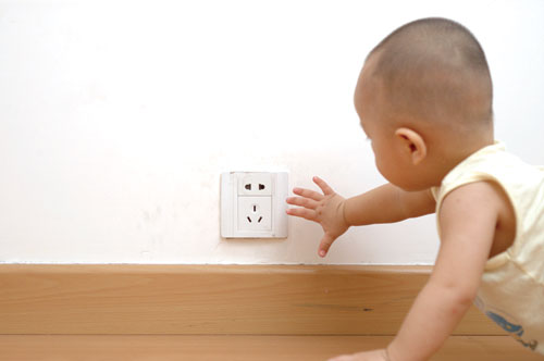  Ổ cắm điện r&aacute;t nguy hiểm với trẻ nếu để trong tầm với. Ảnh minh họa
