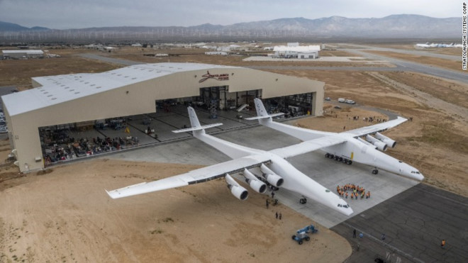 M&aacute;y bay Stratolaunc vừa được lăn b&aacute;nh khỏi nh&agrave; m&aacute;y H&agrave;ng kh&ocirc;ng v&agrave; Kh&ocirc;ng gian Mojave ở California. Ảnh: VietNamNet