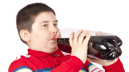 Nước uống c&oacute; ga c&oacute; nguy cơ g&acirc;y b&eacute;o ph&igrave;. Ảnh minh họa 