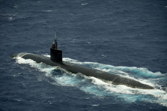  T&agrave;u ngầm USS Cheyenne được vận h&agrave;nh bởi thủy thủ đo&agrave;n 98 người c&ugrave;ng 12 sĩ quan. Ảnh: VTV