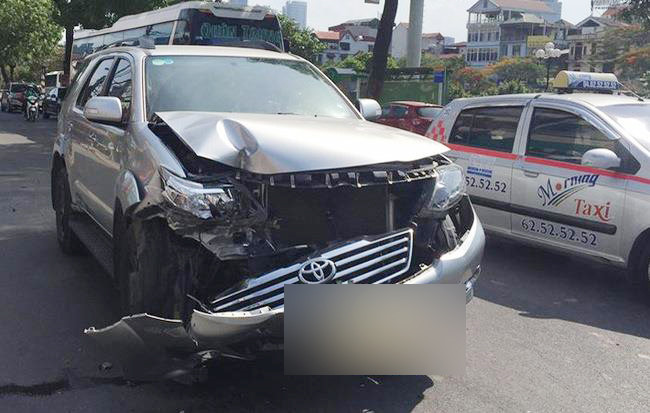 Một vụ tai nạn kh&aacute;c tại H&agrave; Nội nhưng t&uacute;i kh&iacute; cũng vẫn nằm im bất động. Ảnh: Zing News 