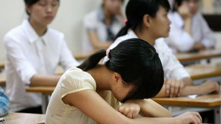 &Aacute;p lực thi cử khiến nhiều em học sinh bị trầm cảm. Ảnh minh họa 