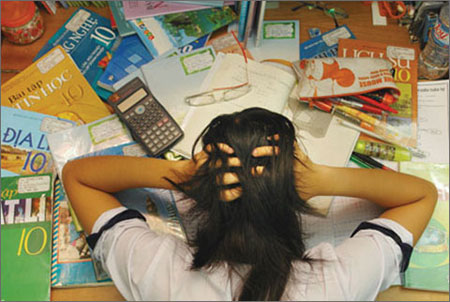  &Aacute;p lực thi cử cũng khiến cho học sinh, sinh vi&ecirc;n bị bệnh t&acirc;m thần. Ảnh minh họa