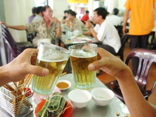 Uống bia ng&agrave;y nắng n&oacute;ng cũng c&oacute; nguy cơ sốc nhiệt. Ảnh minh họa 