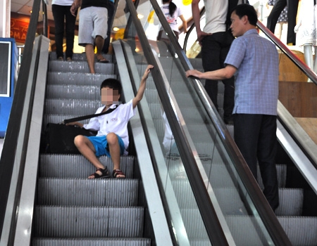 Thang cuốn ch&iacute;nh l&agrave; một thủ phạm khiến nhiều trẻ em bị tai nạn khi đi si&ecirc;u thị. Ảnh minh họa 