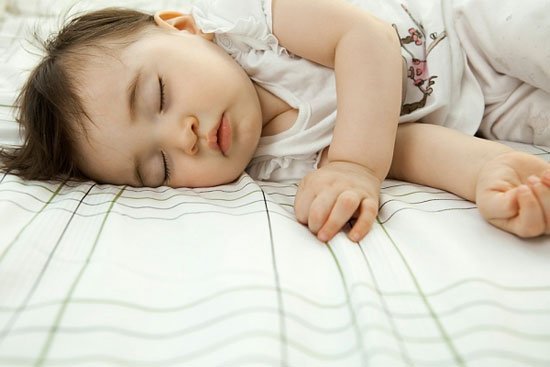  Trẻ nhỏ nằm điều h&ograve;a nhiều sẽ c&oacute; thể bị cảm lạnh. Ảnh minh họa