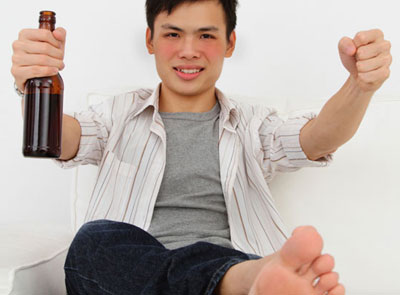  Những người uống rượu mặt đỏ cũng c&oacute; nguy cơ tử vong cao v&igrave; đột quỵ. Ảnh minh họa