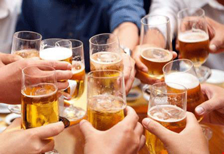Uống bia rượu hay đỏ mặt l&agrave; do mang một gen lỗi-gen th&uacute;c đẩy ung thư. Ảnh minh họa 