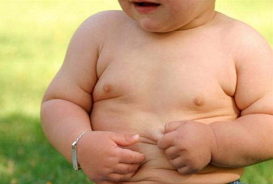 Đồ ngọt cũng g&acirc;y b&eacute;o ph&igrave; ở trẻ nếu ăn qu&aacute; nhiều. Ảnh minh họa 