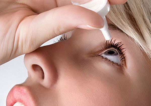 Nước muối sinh l&yacute; sản xuất với quy tr&igrave;nh thủ c&ocirc;ng sẽ rất nguy hại cho người d&ugrave;ng. Ảnh minh họa 