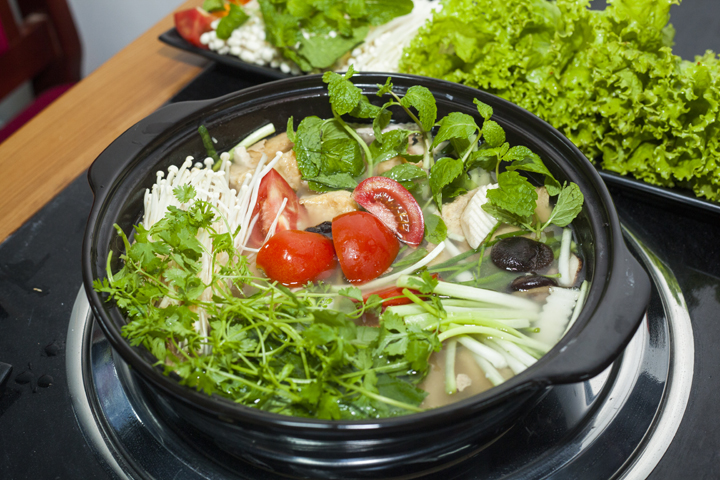 Ăn lẩu sử dụng nhiều c&aacute;c loại rau rất dễ g&acirc;y ngộ độc nếu kh&ocirc;ng biết lựa chọn ph&ugrave; hợp. Ảnh minh họa