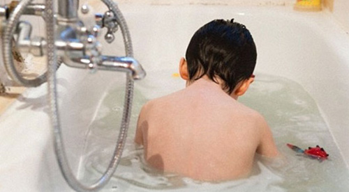 Cha mẹ kh&ocirc;ng n&ecirc;n để trẻ tắm hay nghịch nước một m&igrave;nh rất nguy hiểm. Ảnh minh họa 