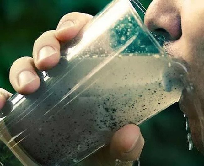 Nước uống kh&ocirc;ng m&agrave;u c&ograve;n nguy cơ nhiễm nhiều chất g&acirc;y hại như ch&igrave;, asen...Ảnh minh họa 